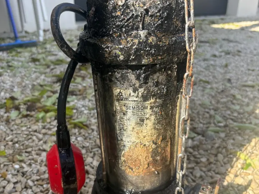 Dépannage de pompe de relevage eaux usées : mesure au multimètre sur le coffret de la pompe de relevage (illustration)