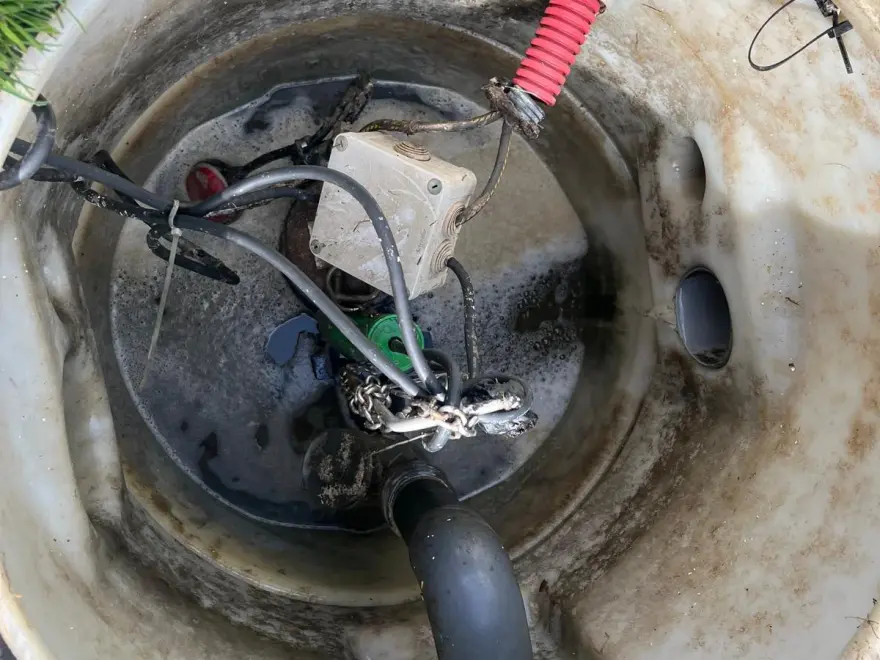 Installation de poste de relevage eaux usées : pompe de relevage neuve posée dans sa cuve, refoulement raccordé (photo de chantier)