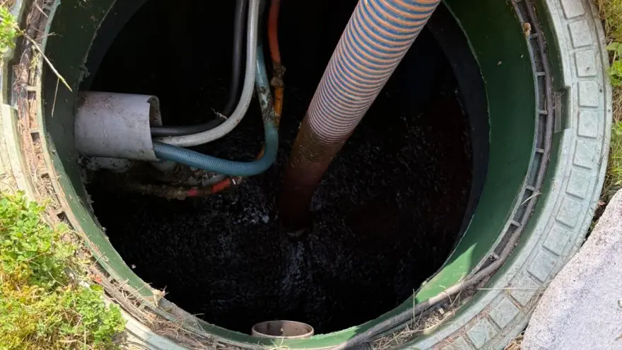 La pompe de relevage ne remonte plus l'eau : test de la pompe de relevage hors de la cuve (illustration)