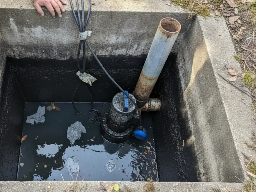 Tuyau tiré à travers le jardin jusqu’au poste (photo de chantier)