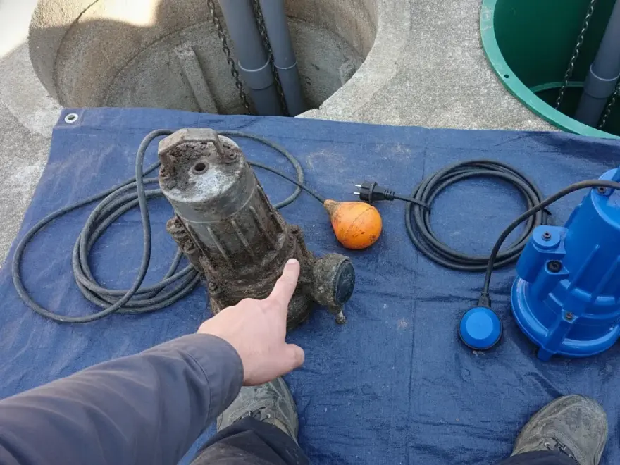 Pompe de relevage au fond de son poste (photo de chantier)