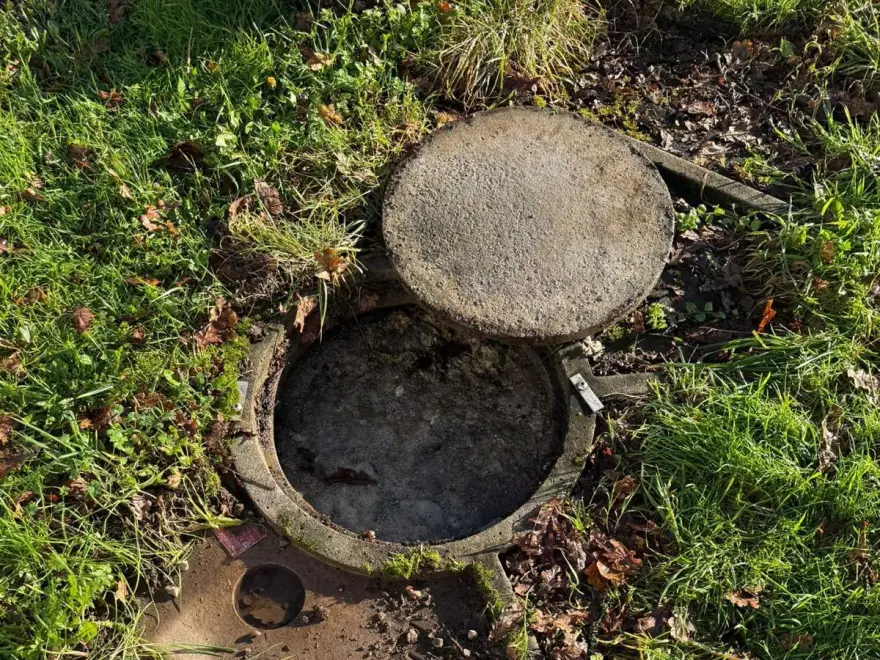 Tuyau tiré à travers le jardin jusqu’au poste (photo de chantier)