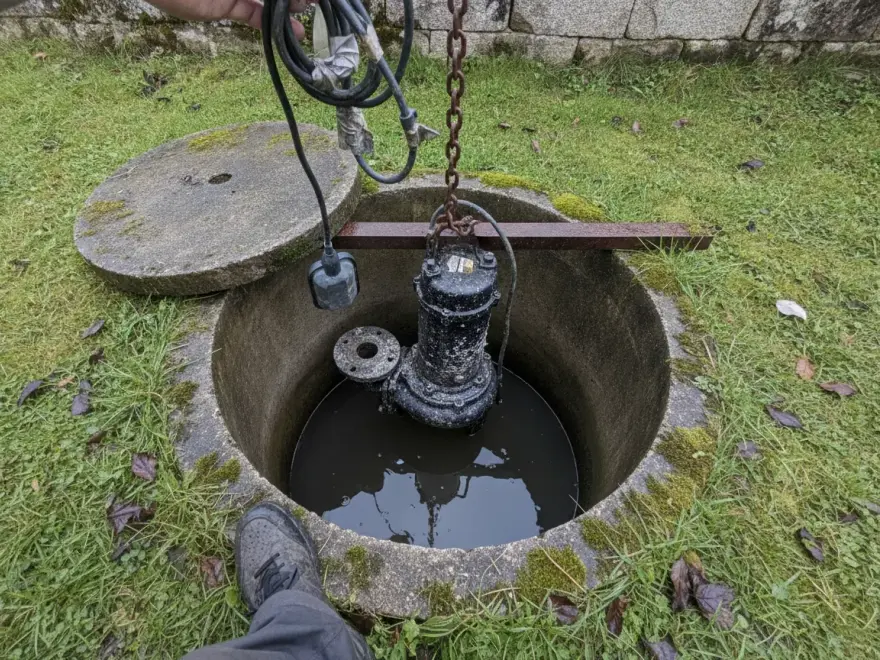 Pompe de relevage eaux usées à Guipavas : pompe de relevage neuve sortie du véhicule (illustration)