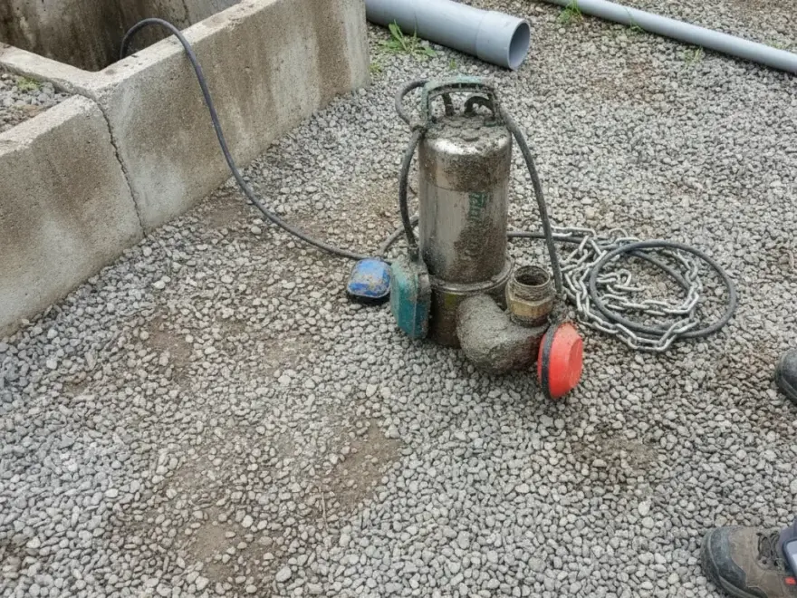 Pompe de relevage au fond de son poste (photo de chantier)