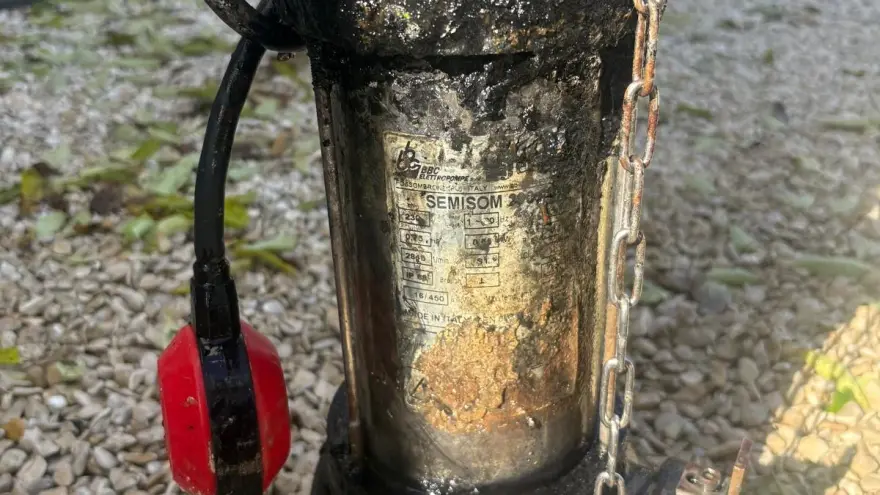 Pompe de relevage qui disjoncte : mesure au multimètre sur le coffret de la pompe de relevage (illustration)